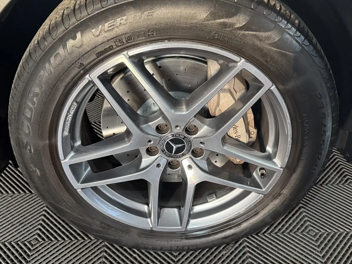 Gros plan sur la jante AMG argentée et le pneu Pirelli Scorpion Verde du Mercedes GLC 250 Fascination gris foncé.