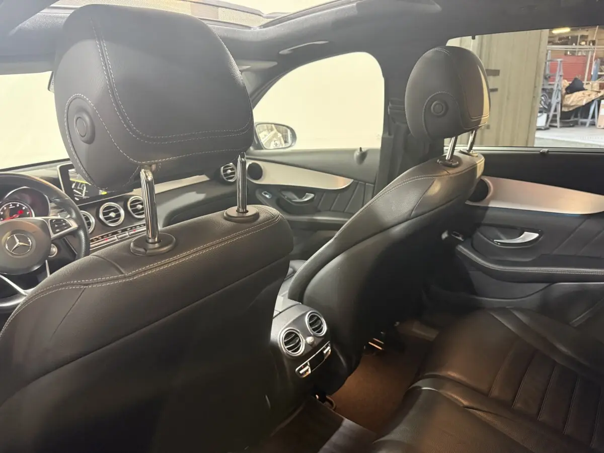 Vue intérieure arrière du Mercedes GLC 250 Fascination 2019 avec sièges cuir noirs et toit ouvrant en verre.