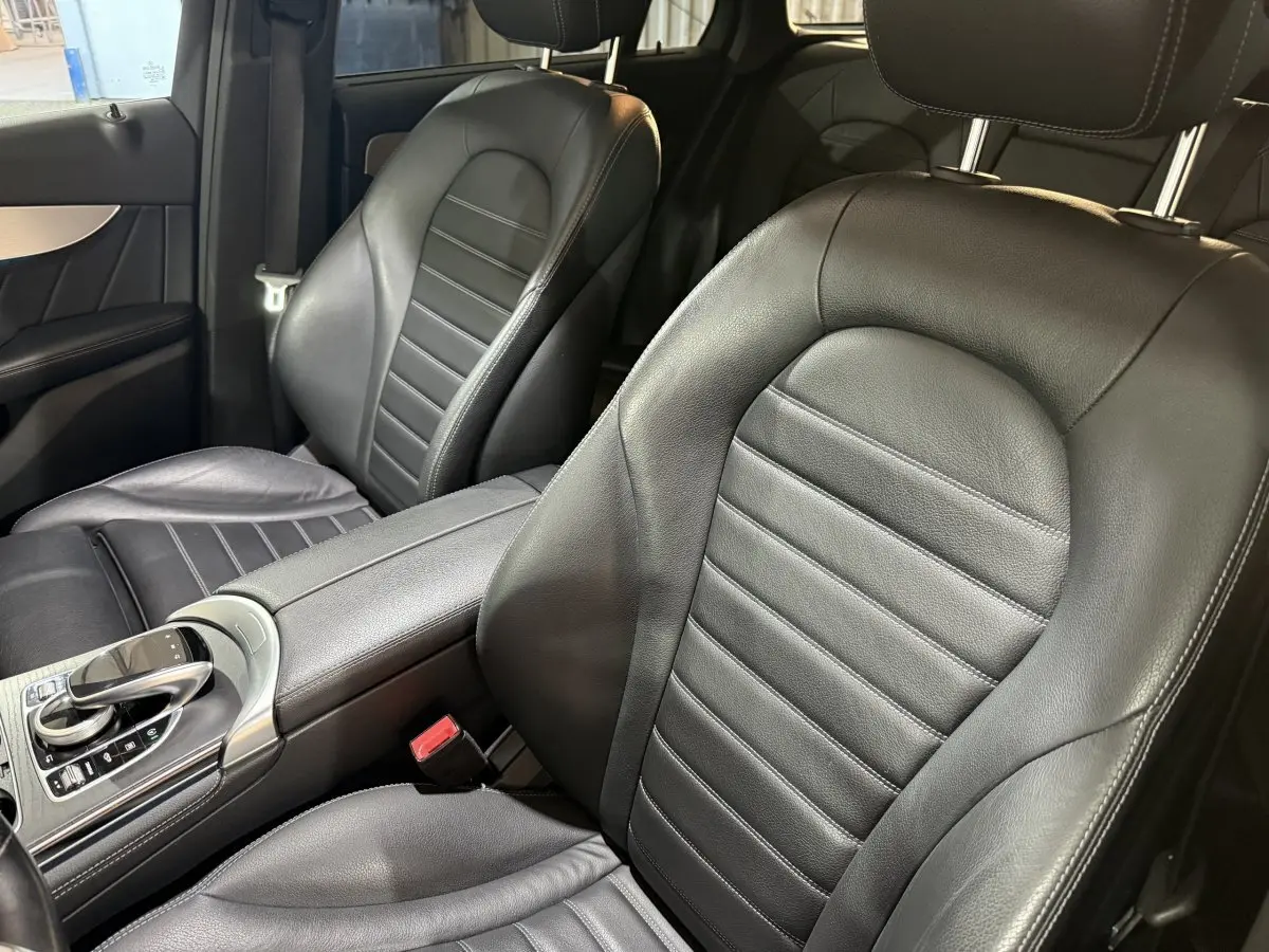 Gros plan sur les sièges avant en cuir noir et la console centrale d’une Mercedes GLC 250 Fascination 2019.