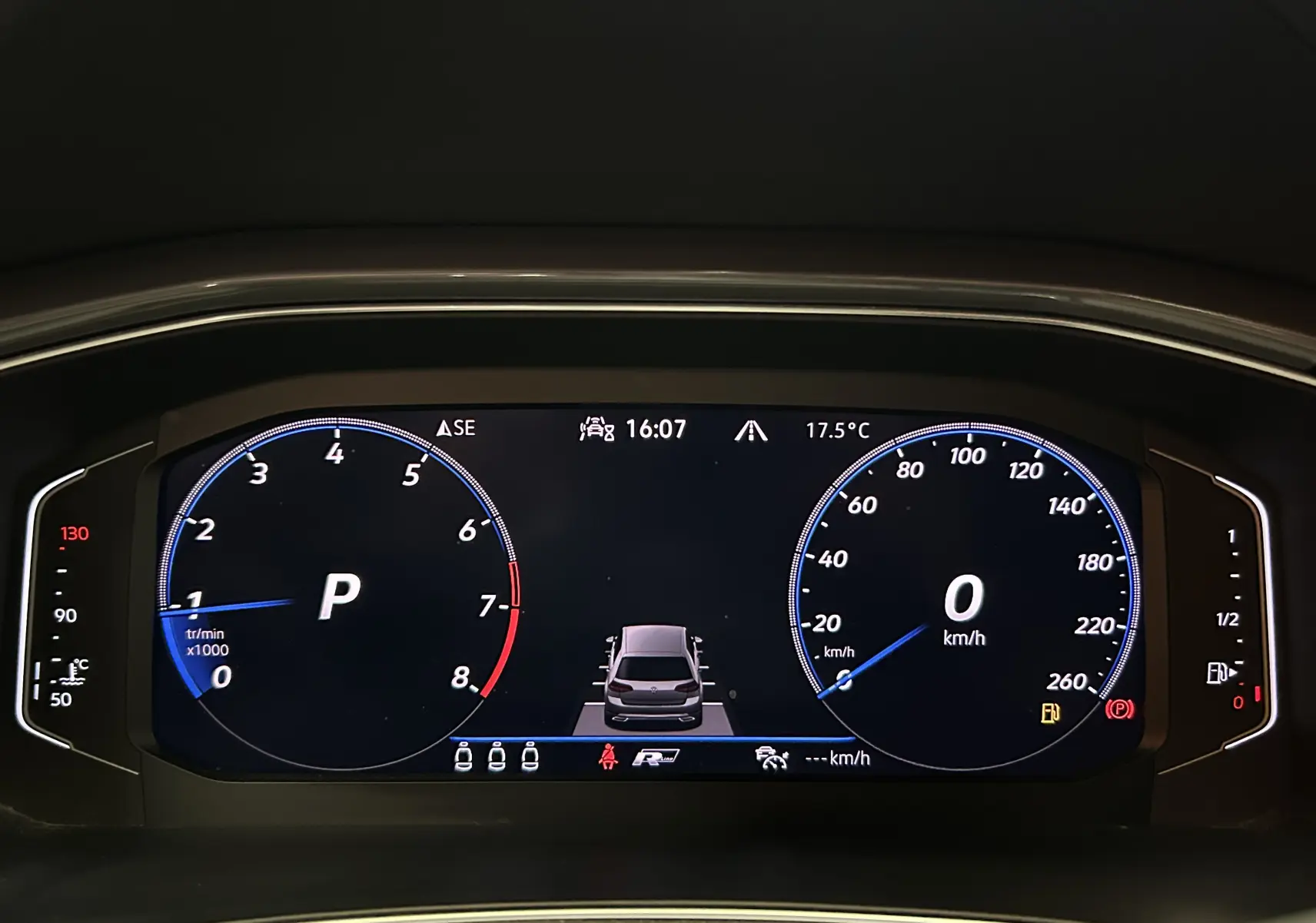 Tableau de bord numérique du Volkswagen T-Roc noir, affichant la vitesse à 0 km/h et le régime moteur au ralenti.