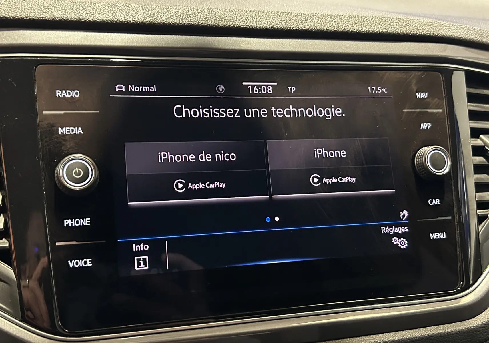 Écran tactile central du Volkswagen T-Roc noir de 2020 affichant le menu de connexion Apple CarPlay.