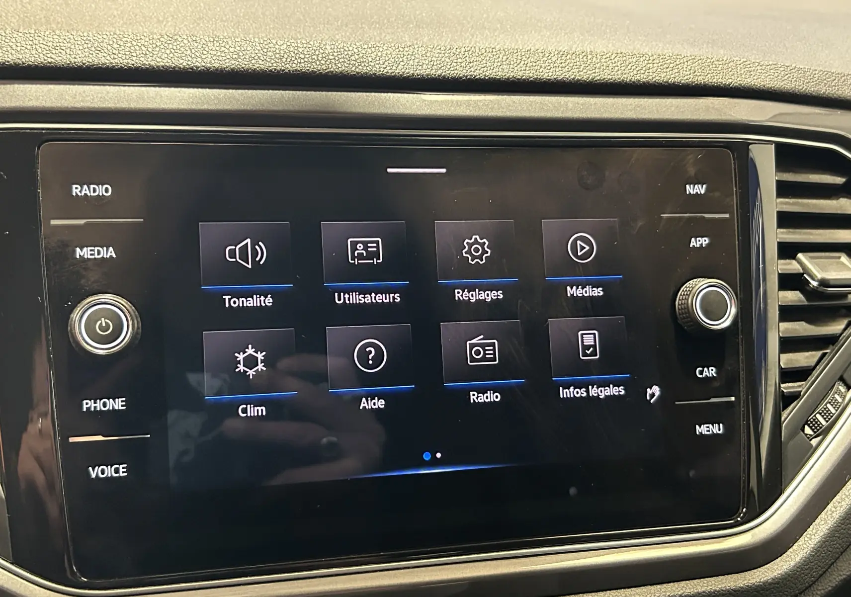 Écran tactile central du tableau de bord du Volkswagen T-Roc noir, affichant les options médias et réglages.