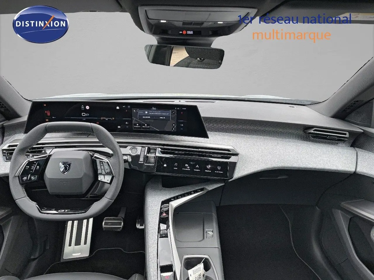 Intérieur moderne du Peugeot 5008 Hybrid 136ch GT 2025, vue frontale sur le tableau de bord et volant multifonction noir.