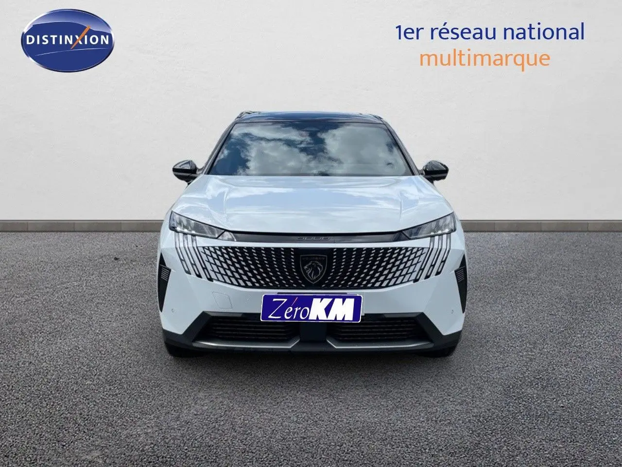 Vue frontale d'un Peugeot 5008 HYBRID blanc Okenite métal avec toit noir, calandre moderne et phares LED fins.