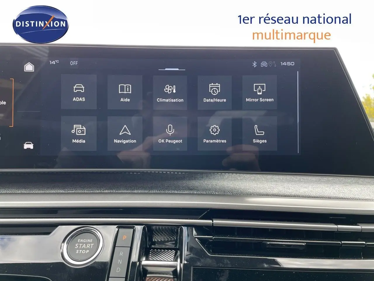 Intérieur du Peugeot 5008 Hybrid 2025, tableau de bord avec écran tactile et bouton start/stop en vue frontale rapprochée.