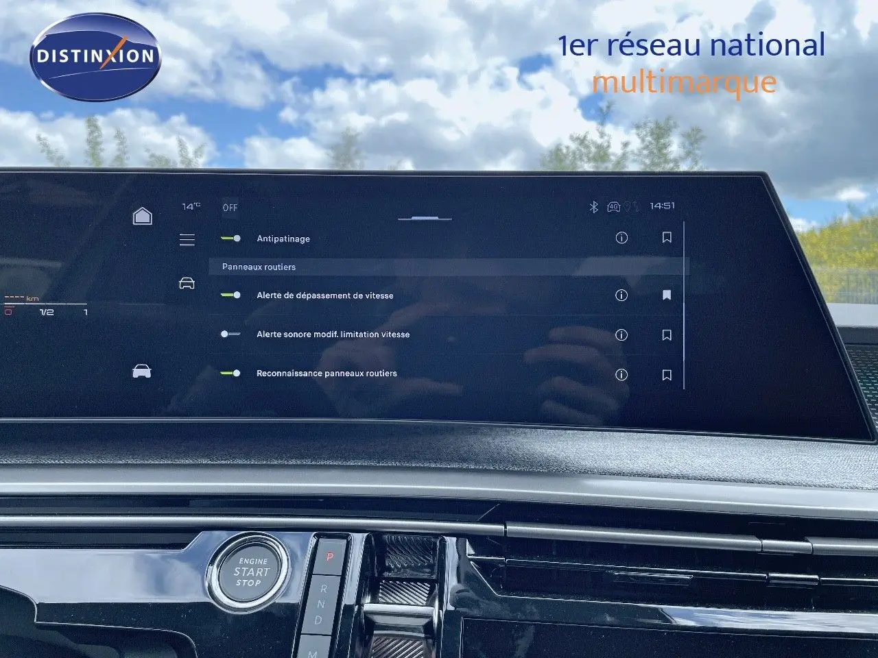Tableau de bord du Peugeot 5008 Hybrid 2025 avec écran tactile affichant les réglages d'assistance à la conduite.