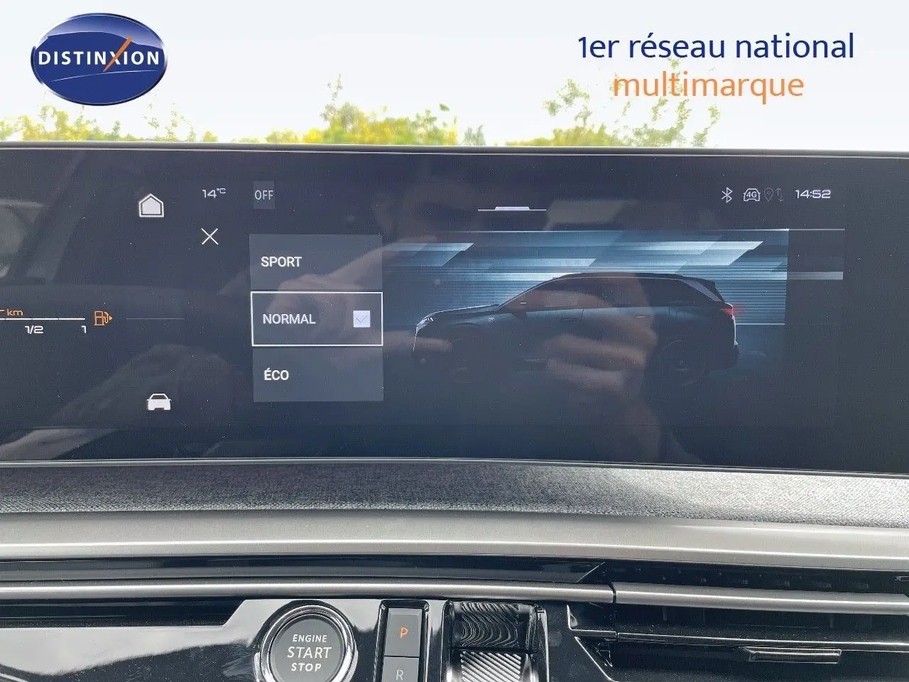 Écran central du Peugeot 5008 Hybrid 136ch GT 2025 montrant les modes de conduite, intérieur moderne noir.