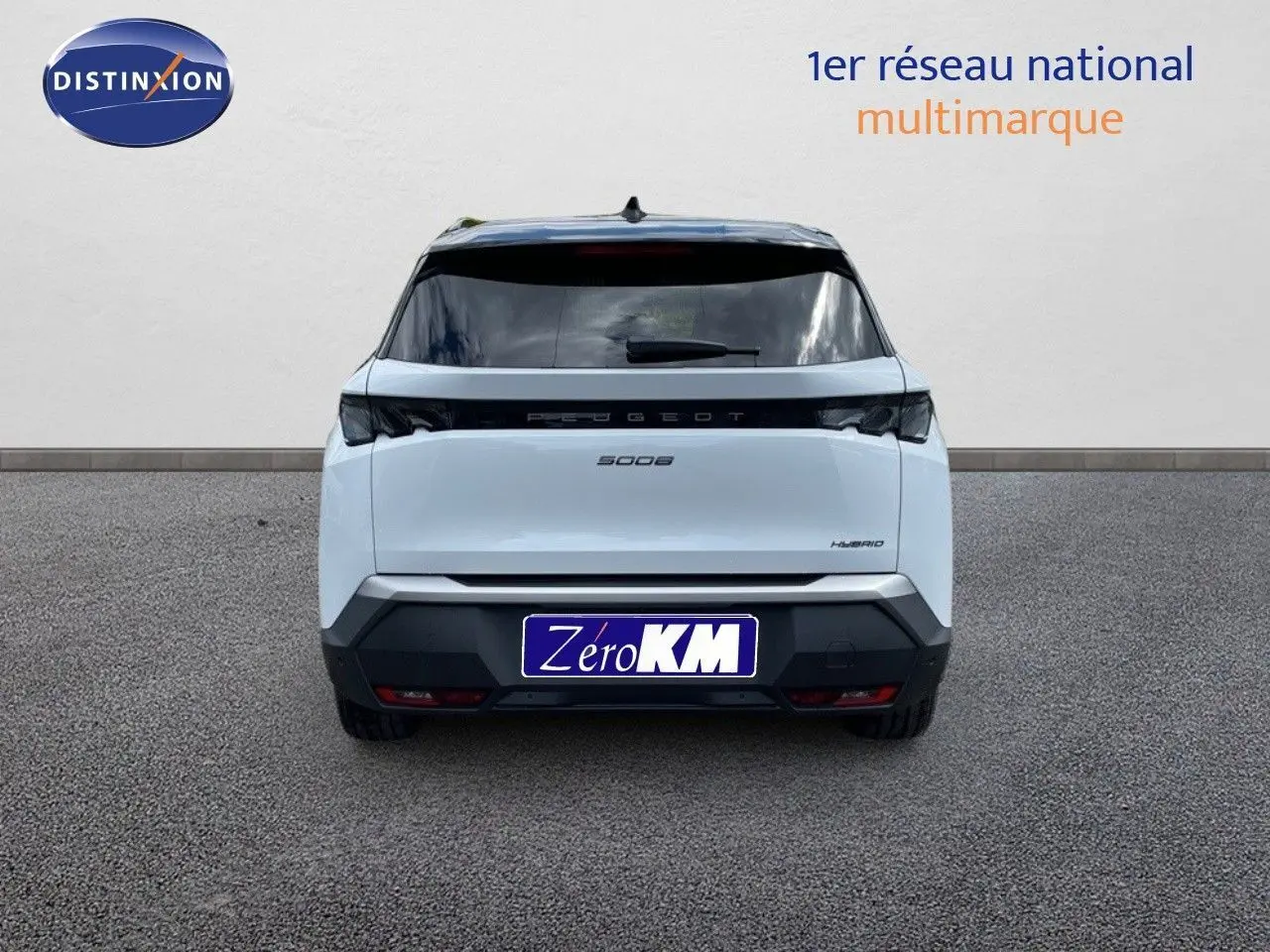 Vue arrière d'un Peugeot 5008 hybride blanc Okenite métal avec toit noir, immatriculé Zéro KM, sur sol gris.