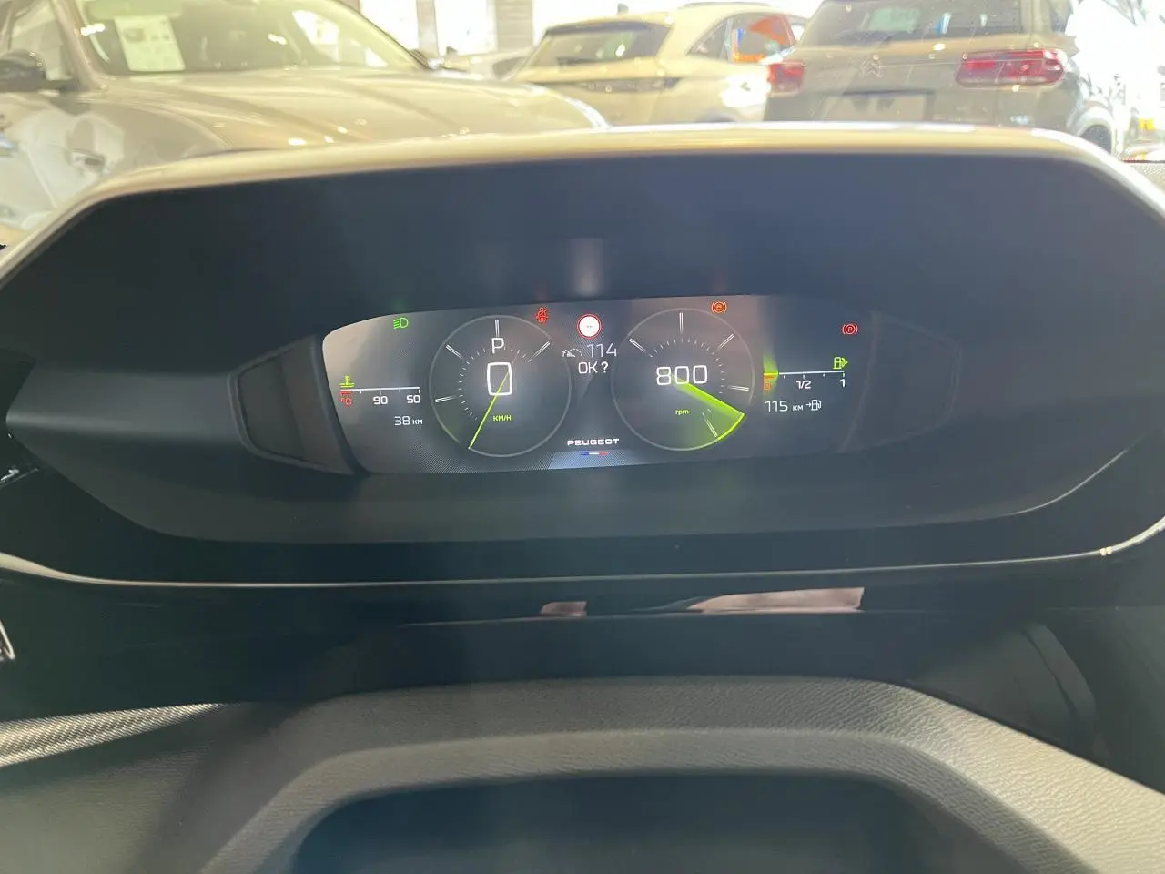 Combiné numérique Peugeot 308 SW 2025 affichant vitesse, régime et informations de conduite en vue frontale rapprochée.