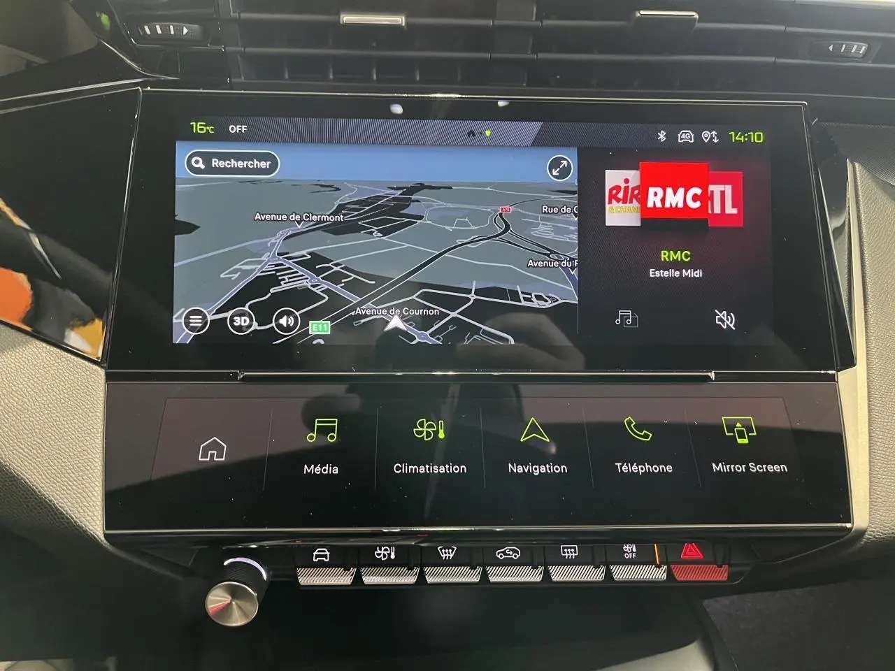 Vue rapprochée de l'écran tactile central 10'' du Peugeot 308 SW blanc, affichant la navigation et les commandes multimédia.