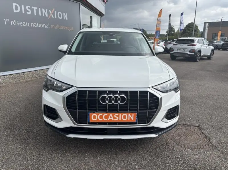 Audi Q3 blanc glacier métallisé vue de face avec calandre noire et plaque "OCCASION" visible