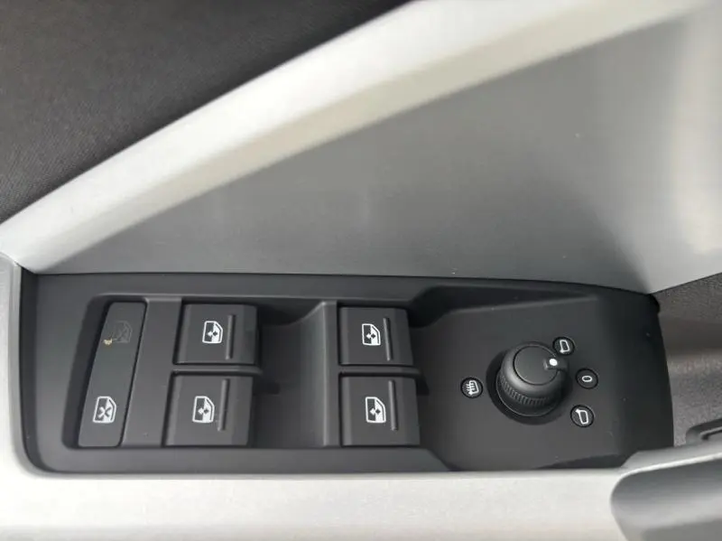 Panneau de commandes des vitres et rétroviseurs côté conducteur de l'Audi Q3 blanc Glacier métallisé, intérieur gris et noir.