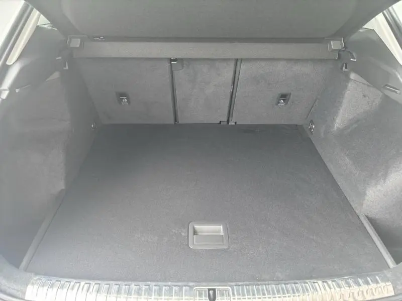 Coffre spacieux de l'Audi Q3 blanc Glacier métallisé, vue intérieure arrière avec banquette rabattable.