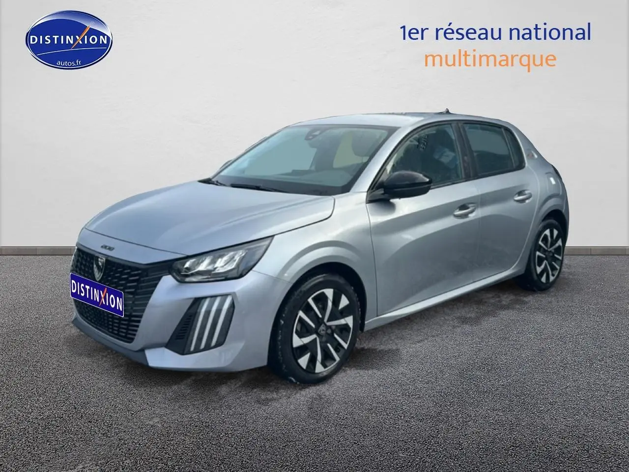 Peugeot 208 1.2 100 Style gris Artense vue 3/4 avant droit avec jantes noires et phares LED distinctifs.