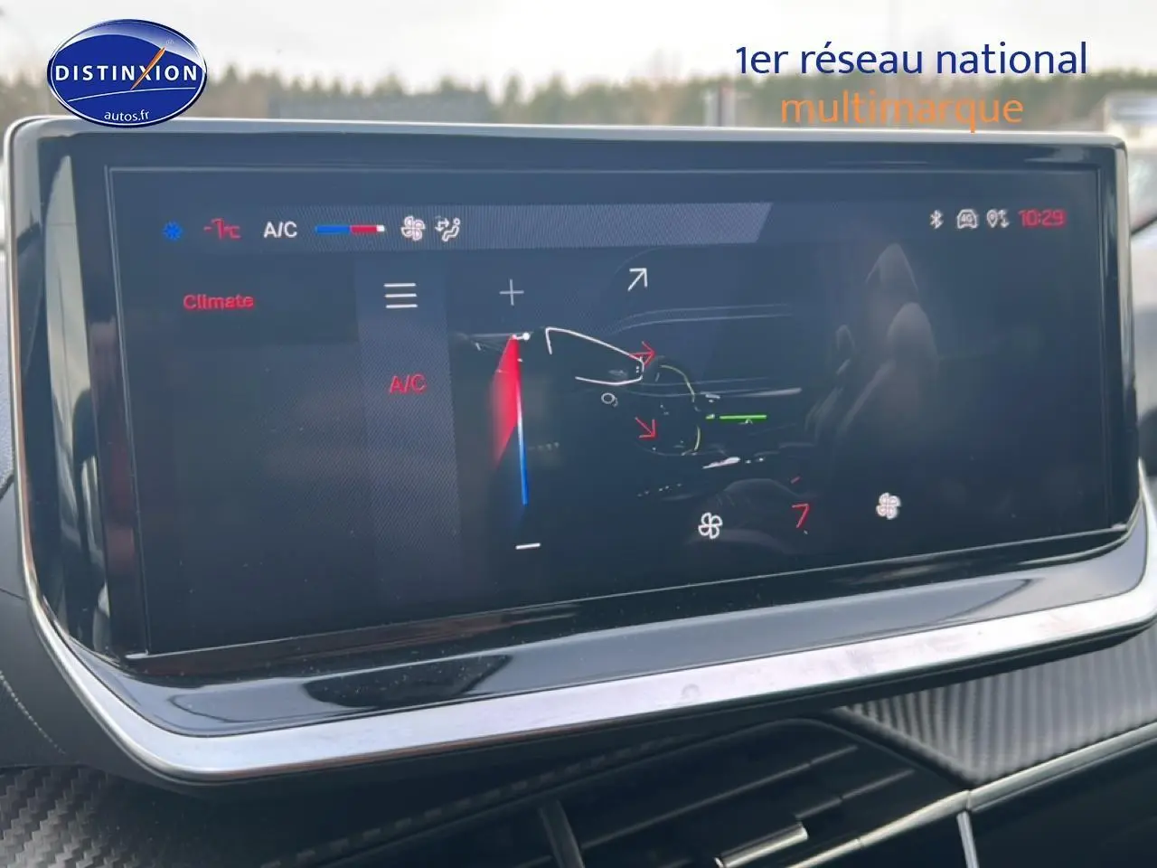 Écran tactile multifonction intérieur de la Peugeot 208 1.2 100 style, affichant le réglage de la climatisation.