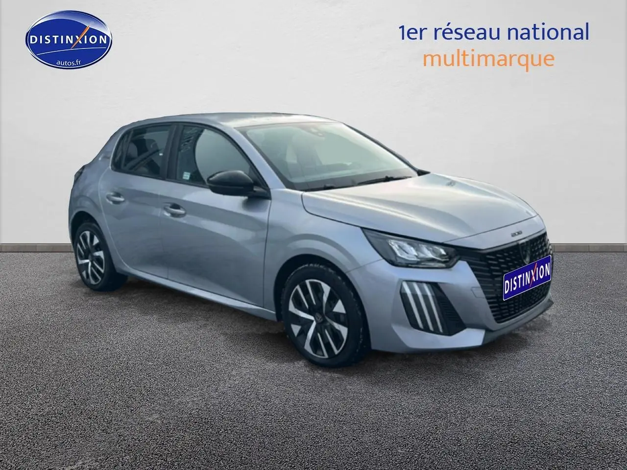 Peugeot 208 1.2 100 Style gris Artense vue 3/4 avant droit avec jantes distinctives et phares LED.