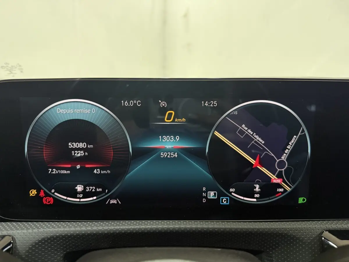Affichage numérique du tableau de bord de la Mercedes Classe A 200 AMG Line, avec navigation et indicateurs de vitesse et température.