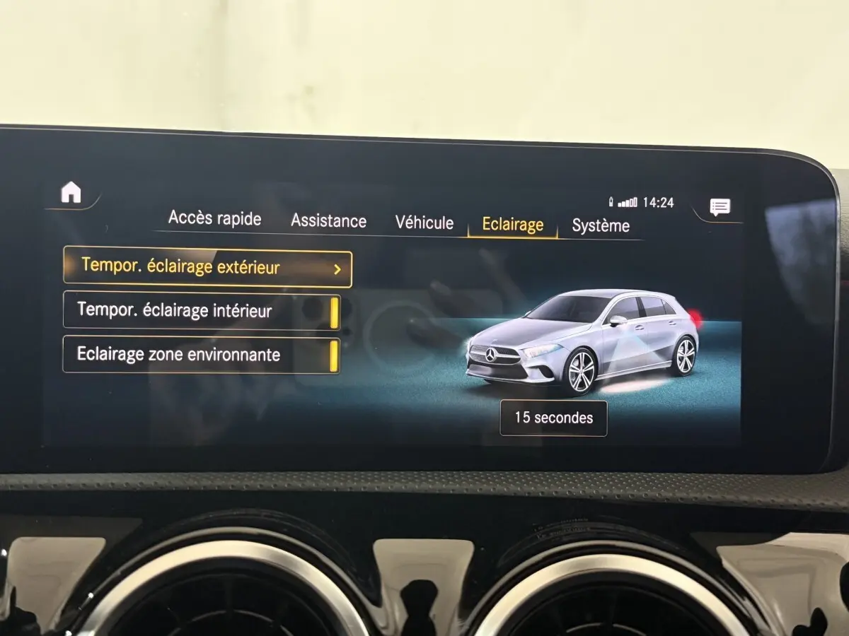 Écran tactile intérieur montrant une illustration 3/4 avant d'une Mercedes Classe A gris clair.
