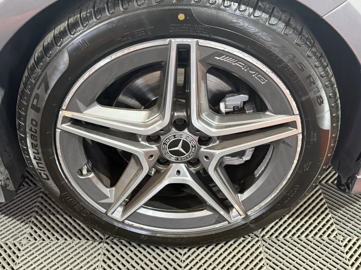 Gros plan sur la jante AMG 5 branches en alliage gris foncé de la Mercedes Classe A 200 AMG Line 2021.