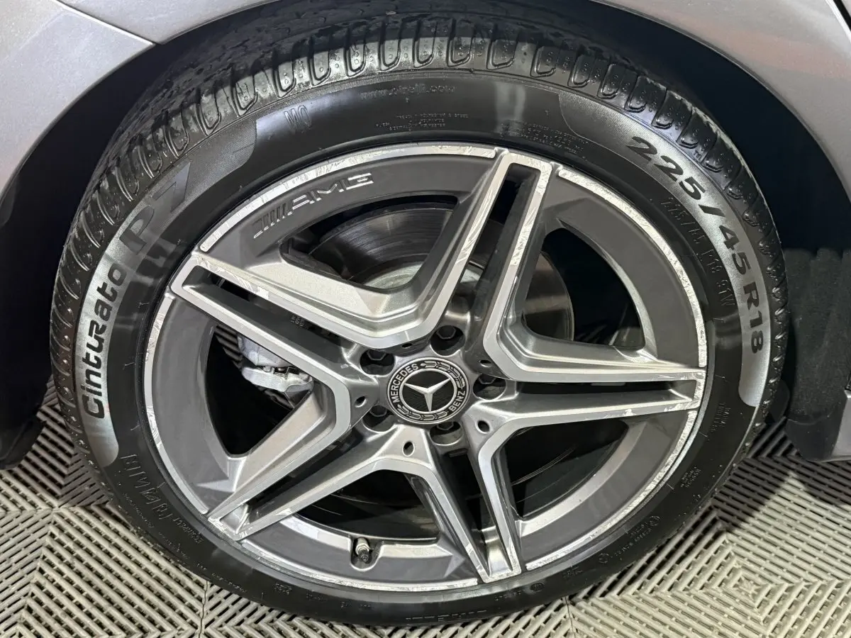 Gros plan sur la jante AMG gris foncé et le pneu Pirelli Cinturato 225/45 R18 d'une Mercedes Classe A A 200 AMG Line.
