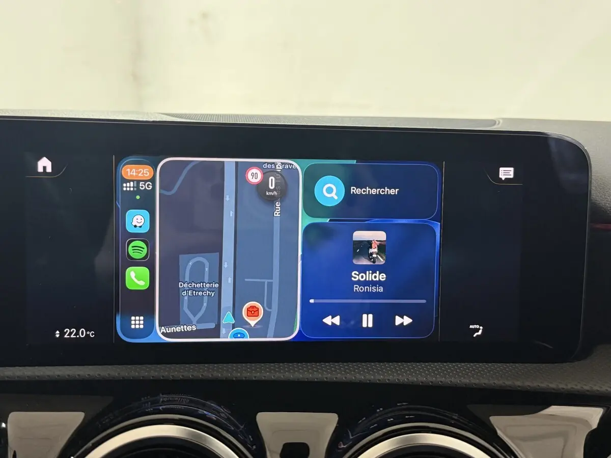 Écran tactile central de la Mercedes Classe A 200 AMG Line 2021 affichant navigation et musique.