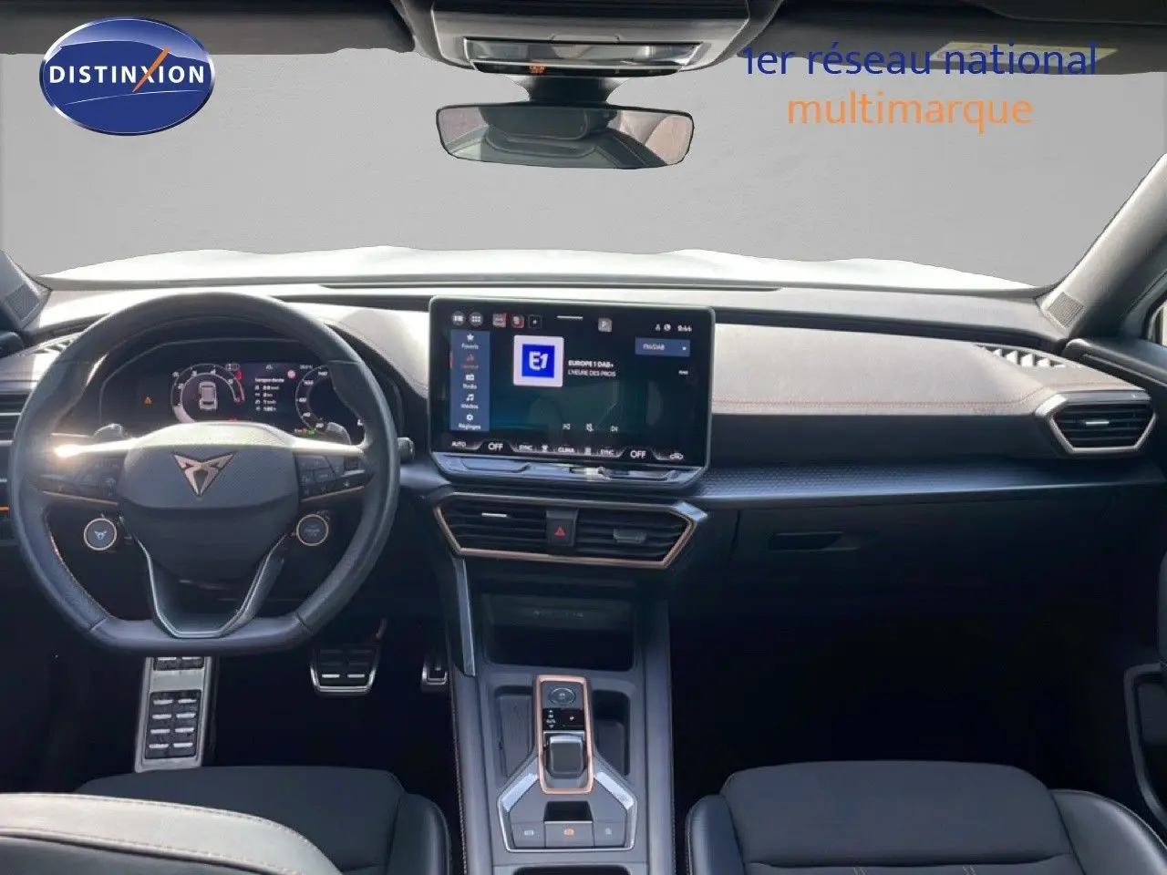 Vue intérieure avant du CUPRA Formentor 2.0 TDI 150CH DSG 2025, tableau de bord moderne avec écran tactile central et volant multifonction.