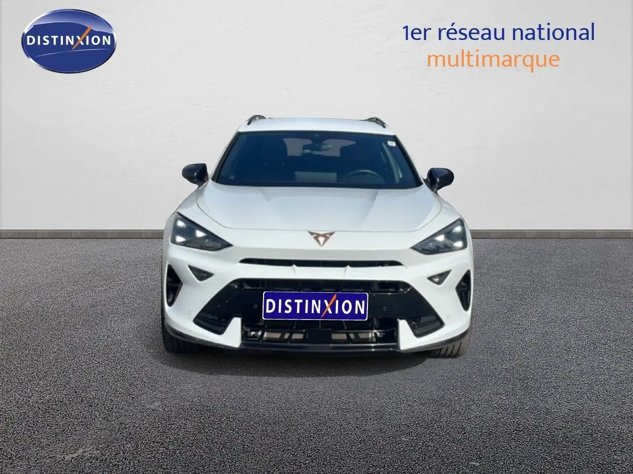 Vue frontale d'un CUPRA Formentor blanc neige métal avec calandre noire et logo distinctif au centre.