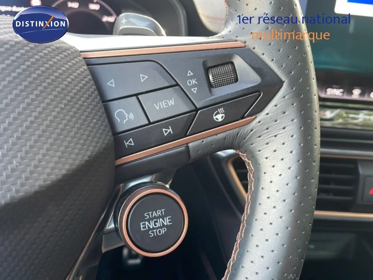 Gros plan sur le volant cuir perforé et les commandes multifonctions du CUPRA Formentor 2.0 TDI 150ch, bouton start/stop visible.