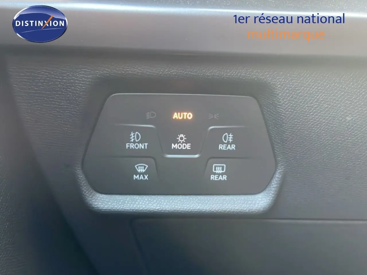 Panneau de commande d’éclairage et désembuage intérieur noir sur CUPRA Formentor blanc neige métal.