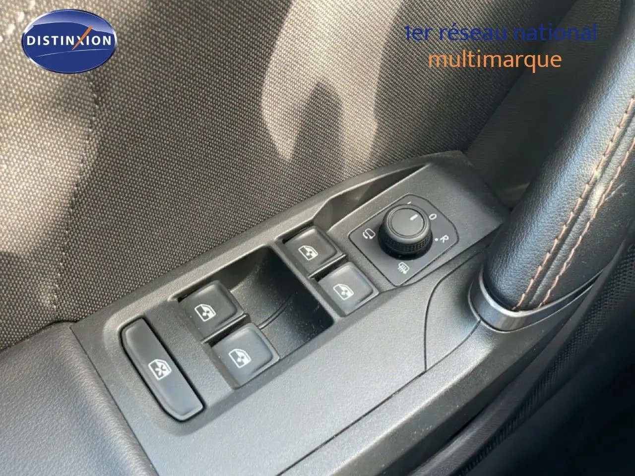 Gros plan sur les commandes des vitres et rétroviseurs côté conducteur d'une CUPRA Formentor blanc neige métal.