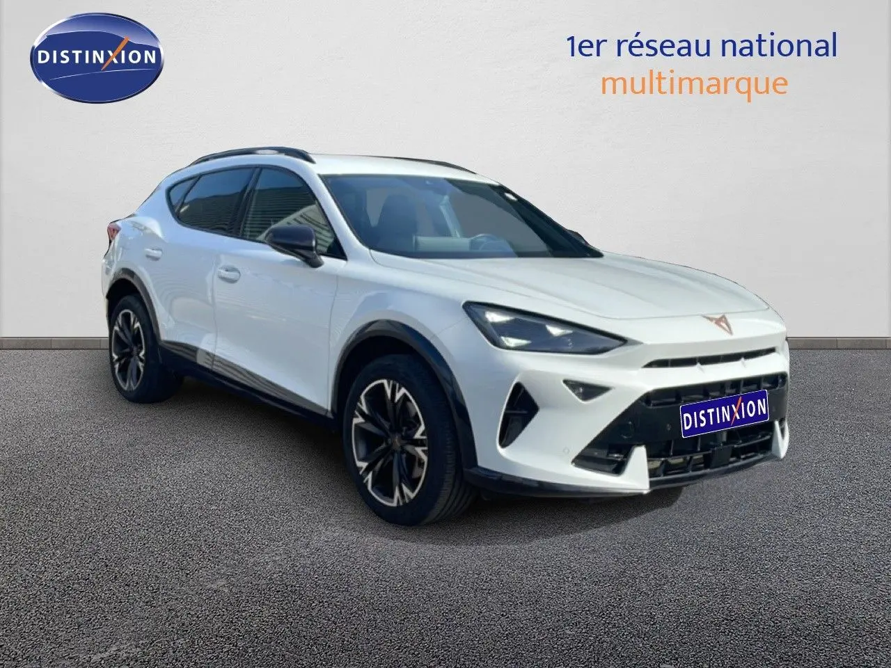 SUV CUPRA Formentor blanc neige métal en 3/4 avant droit, avec jantes noires et détails noirs contrastants.