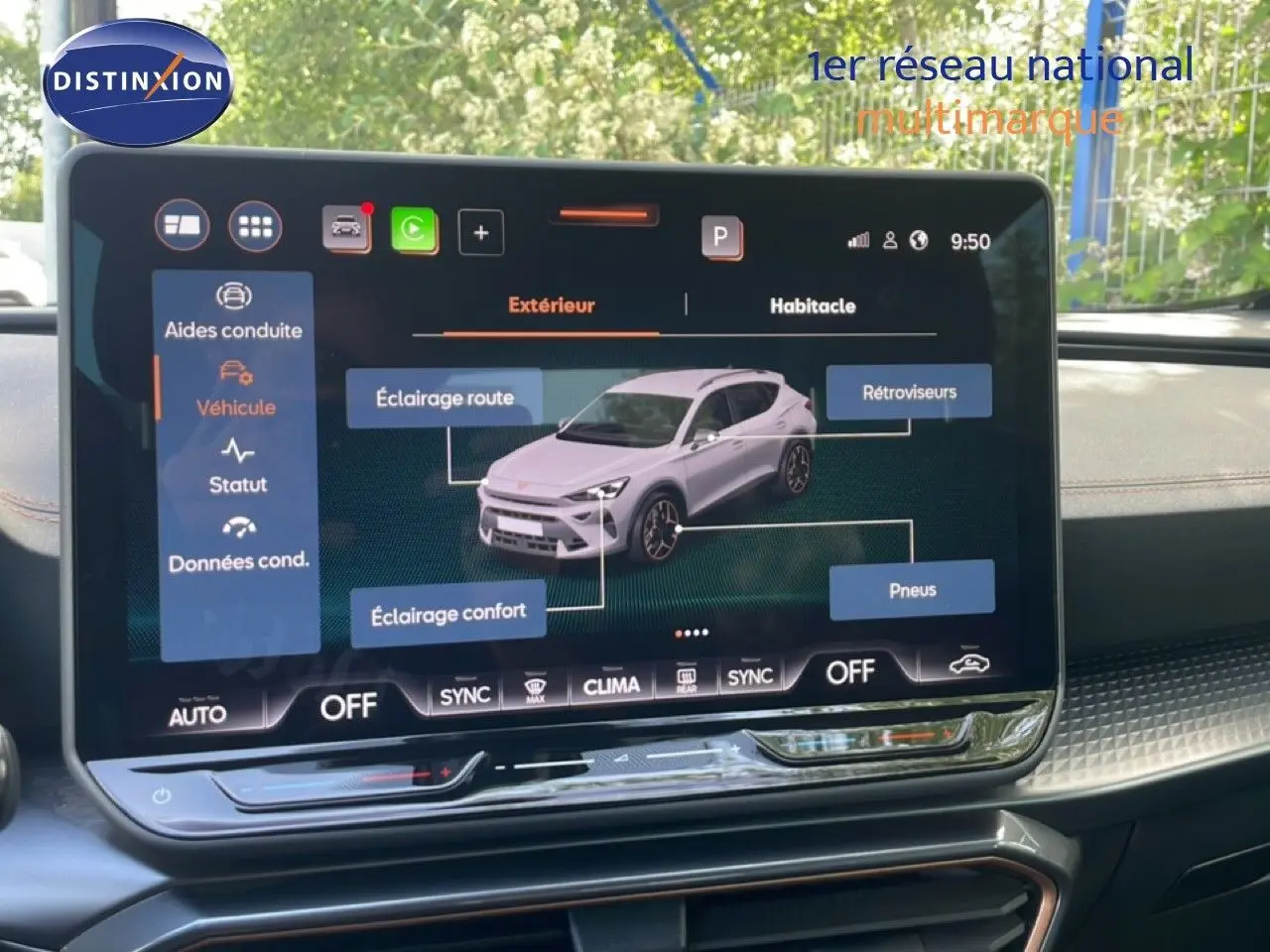 Écran tactile du tableau de bord montrant la configuration extérieure d’un CUPRA Formentor blanc neige métal 2025.