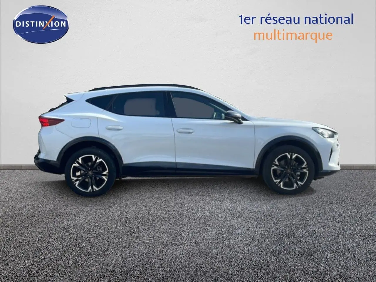 Vue latérale droite d’un CUPRA Formentor blanc neige métal 2025 avec jantes noires bicolores et vitres teintées.