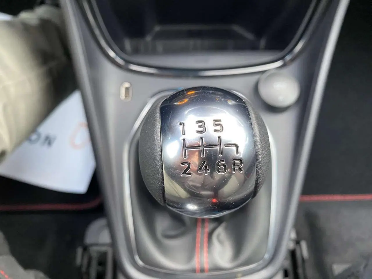 Le levier de vitesses manuel chromé de la Ford Puma 1.0 EcoBoost ST-Line 2022 avec surpiqûres rouges.