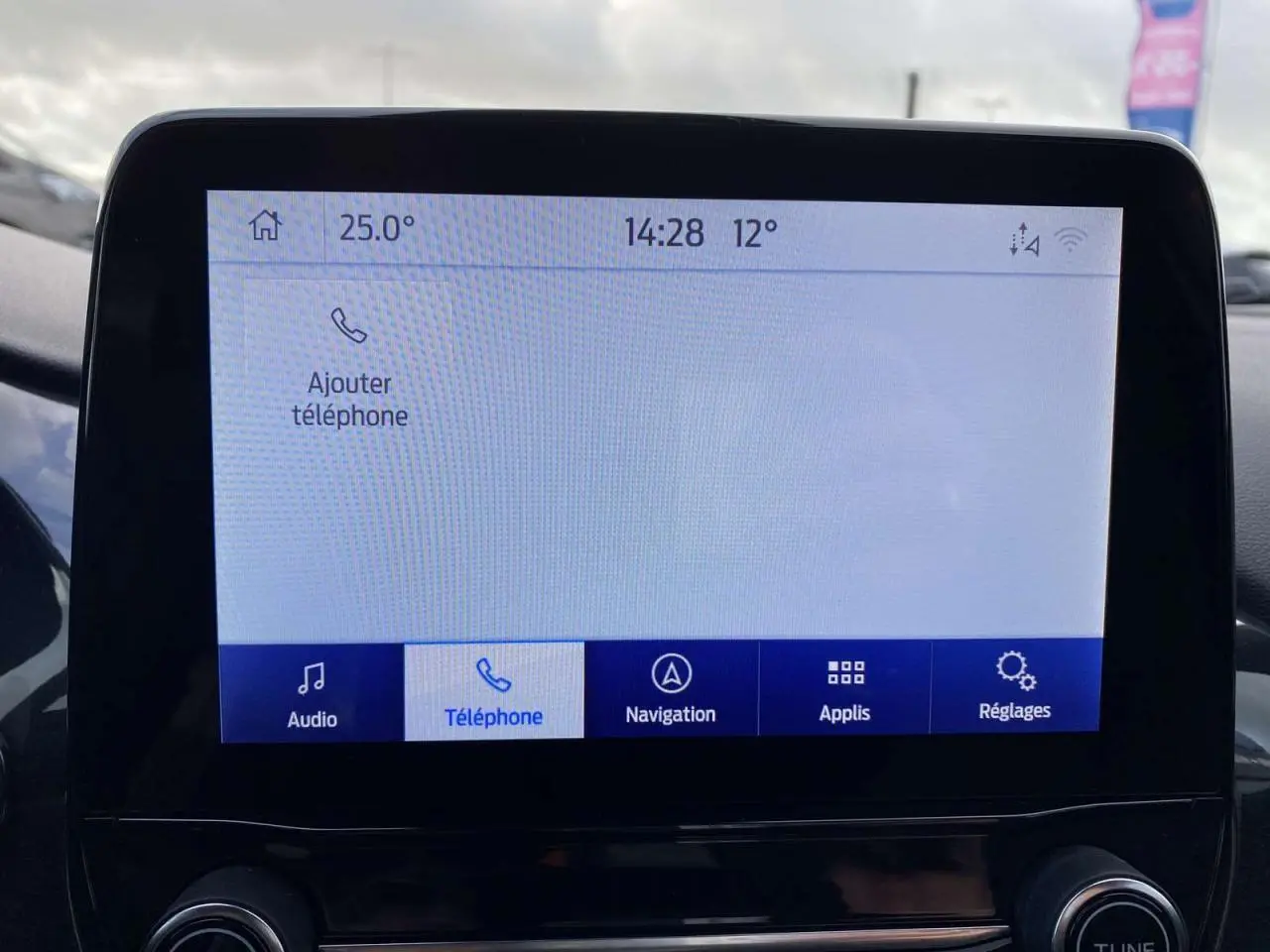 Écran tactile central du Ford Puma 2022 affichant le menu téléphone, navigation et réglages, intérieur noir.