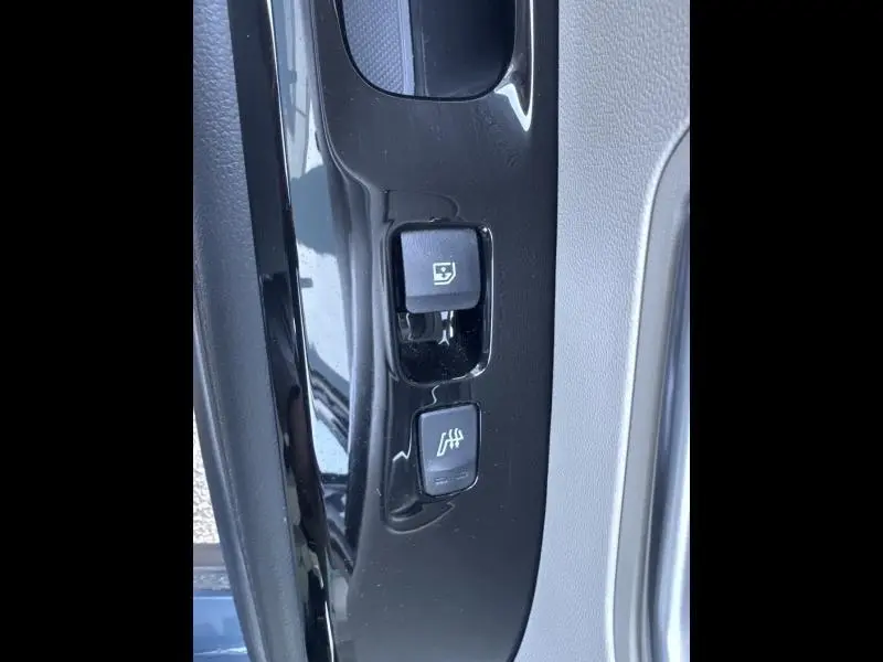 Boutons de commande de la lunette arrière chauffante et de la fermeture électrique sur la porte côté gauche du Hyundai Tucson Teal Blue Métal.