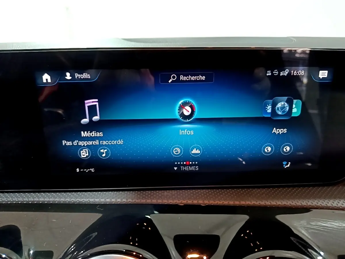 Écran tactile central du tableau de bord de la Mercedes Classe A 200 AMG Line 2021 affichant les menus Médias, Infos et Apps.