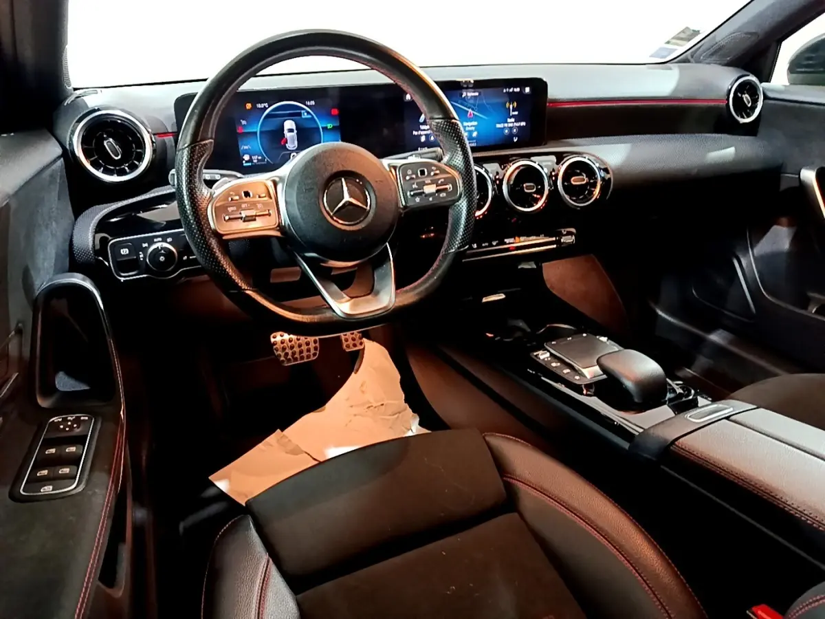 Intérieur noir de la Mercedes Classe A 200 AMG Line 2021 vu côté conducteur, tableau de bord digital et volant cuir.