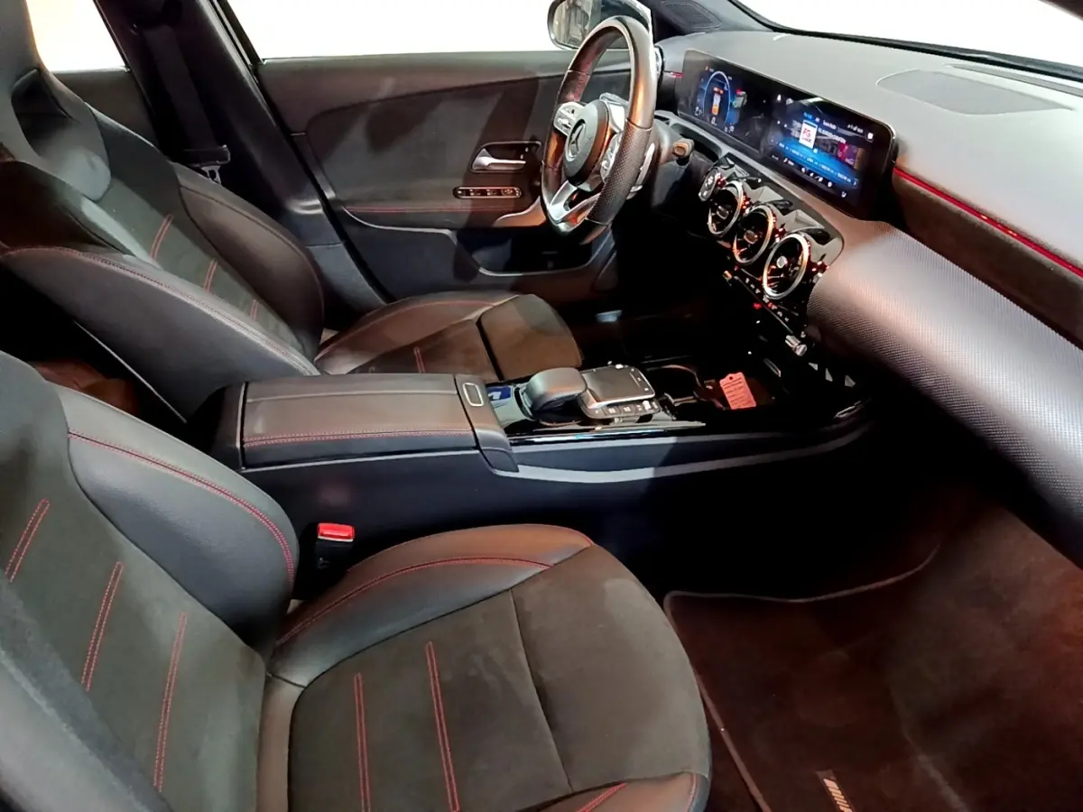 Intérieur noir de la Mercedes Classe A 200 AMG Line, vue côté conducteur, avec sièges sport et tableau de bord numérique.