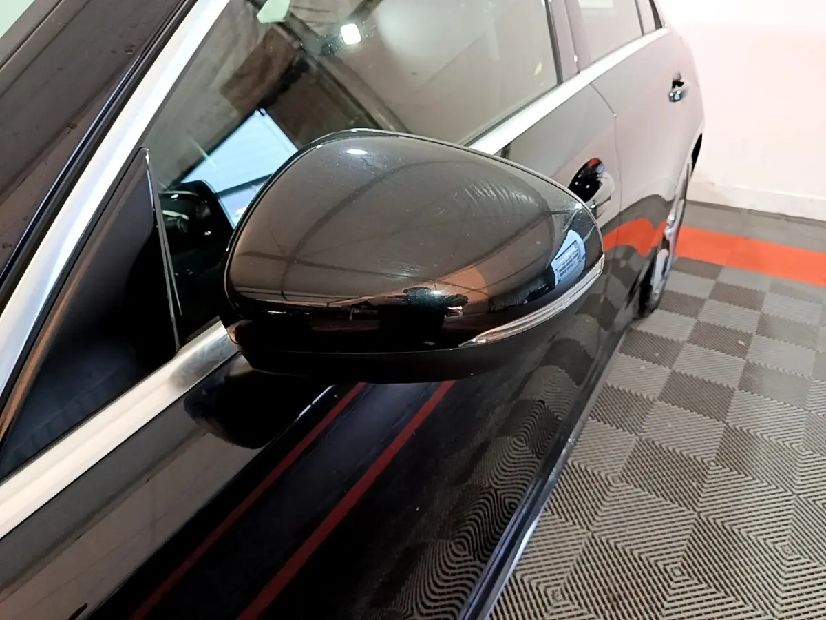 Rétroviseur côté conducteur noir brillant d'une Mercedes Classe A A 200 AMG Line vue en gros plan côté gauche.