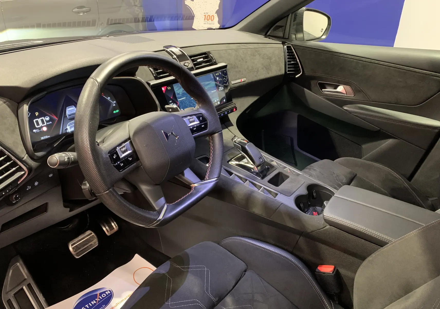 Intérieur du DS7 Crossback gris Platinium, vue côté conducteur, tableau de bord et console centrale modernes avec écran tactile.