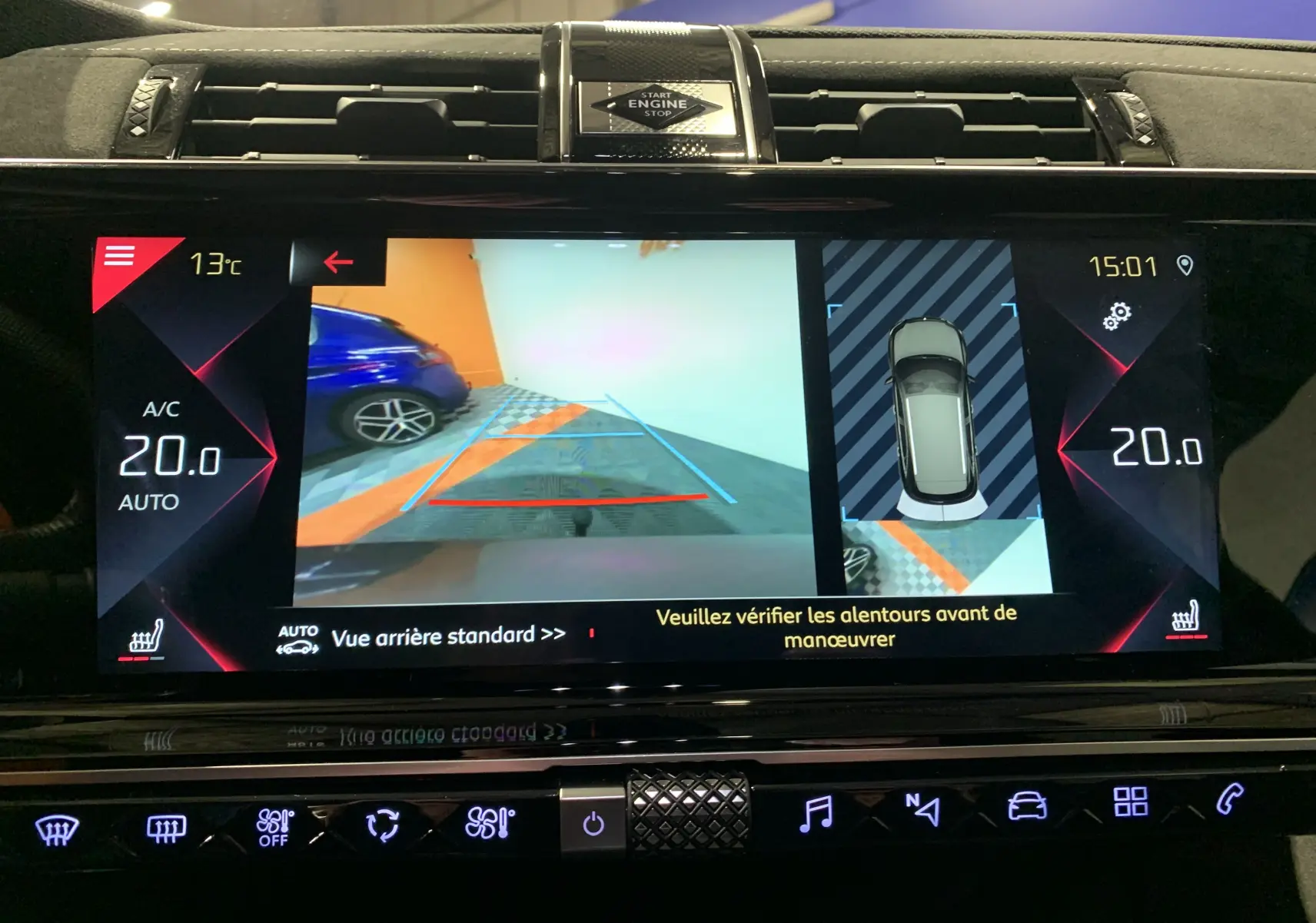 Écran tactile du tableau de bord du DS7 Crossback avec vue caméra de recul et affichage de la température à 20°C.