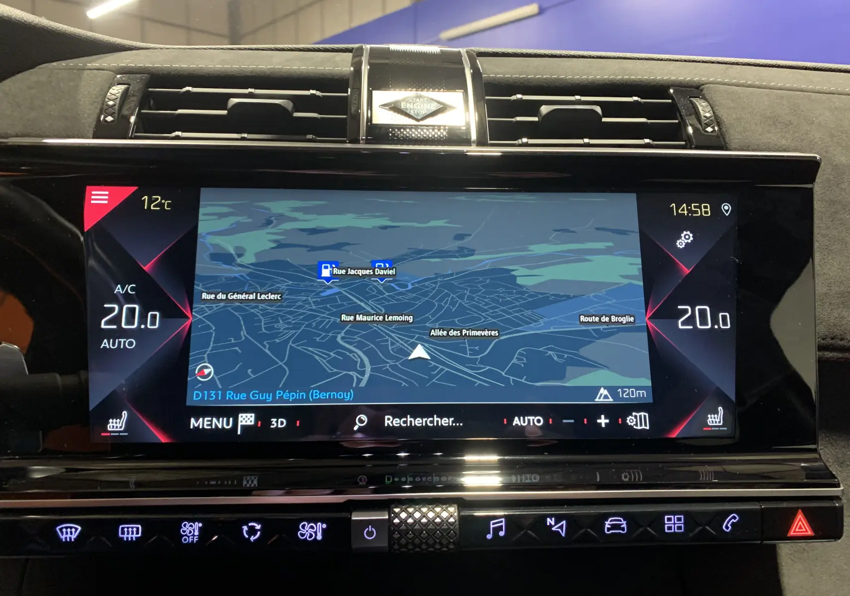 Écran central tactile du tableau de bord du DS7 Crossback gris Platinium, affichant la navigation et la climatisation à 20°C.