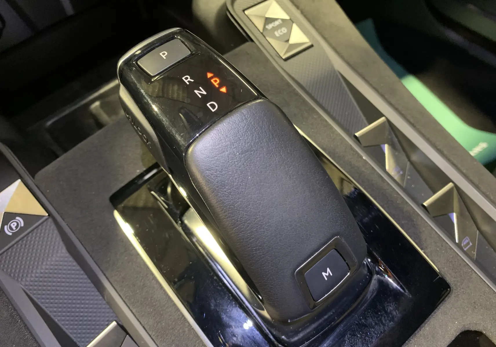 Le levier de vitesses automatique noir du DS7 Crossback PURETECH 180, vu en gros plan depuis la droite.