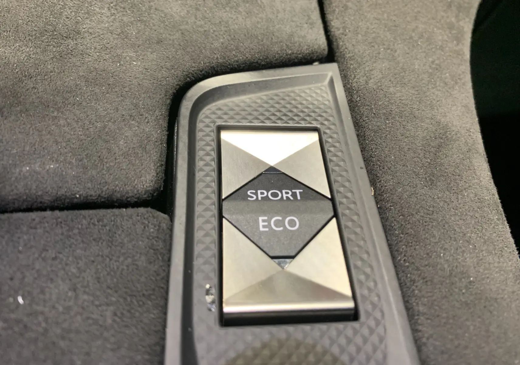Bouton de sélection des modes Sport et Eco en gros plan sur la console intérieure du DS7 Crossback gris Platinium.