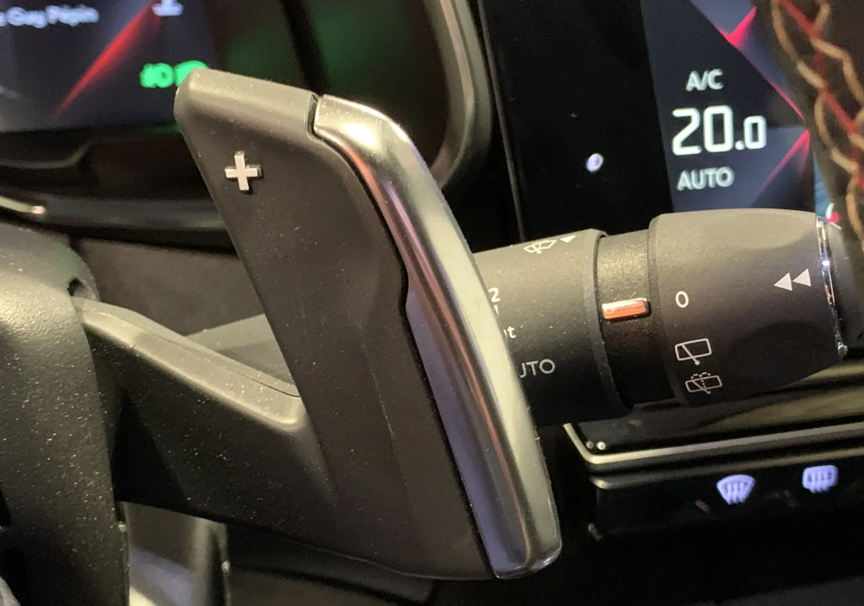 Gros plan sur la palette de changement de vitesse + côté droit du volant du DS7 Crossback gris Platinium 2022.