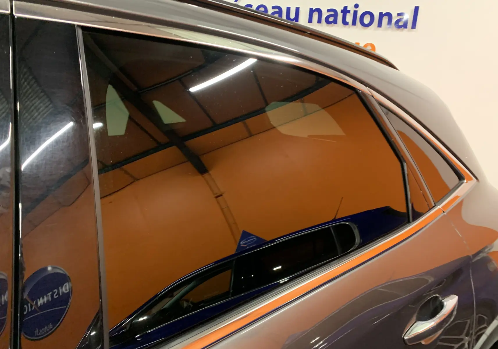 Vue rapprochée sur la porte arrière côté droit du DS7 Crossback gris Platinium, soulignant la finition chromée autour de la vitre.