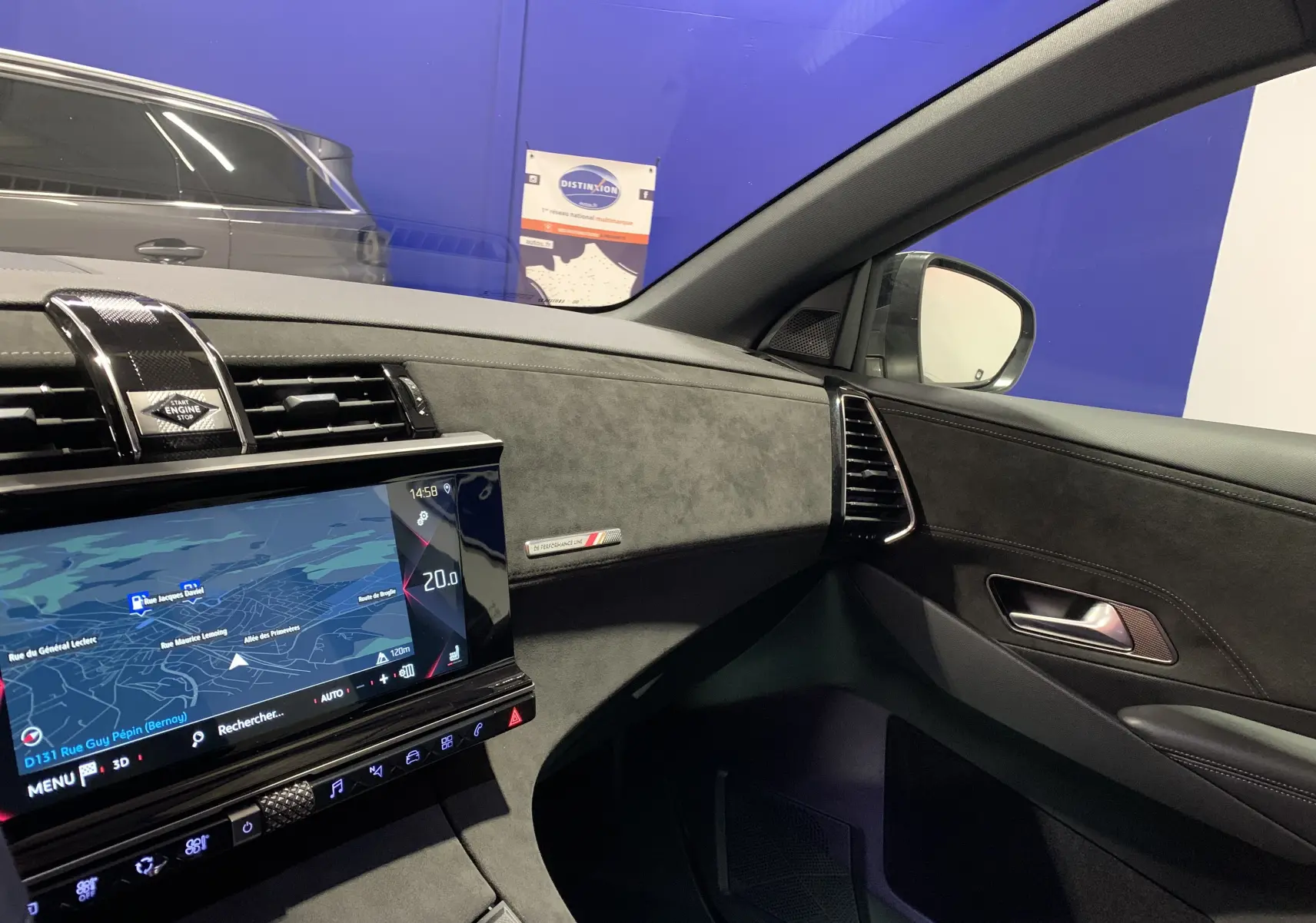 Intérieur côté passager du DS7 Crossback gris Platinium 2022, tableau de bord en alcantara avec écran tactile et détails carbone.