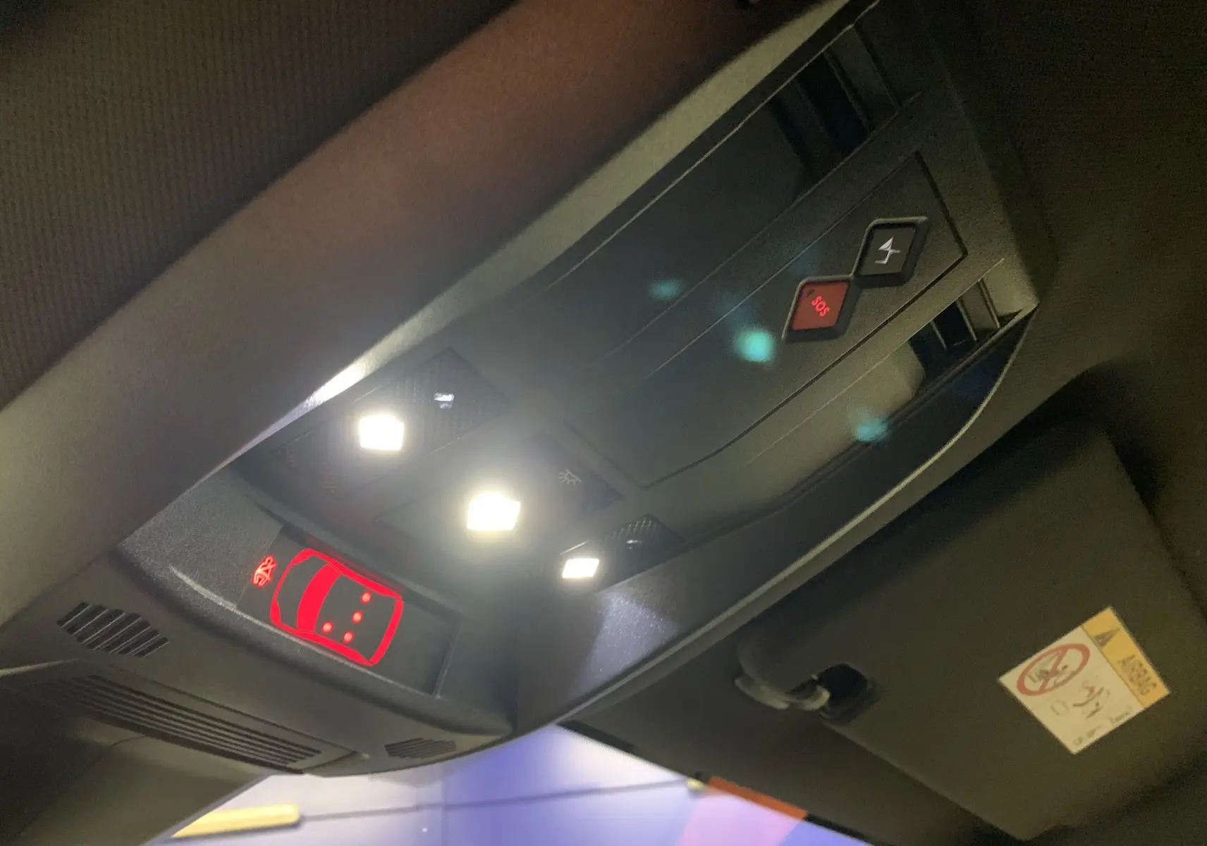 Plafonnier intérieur avec éclairage LED et boutons SOS et assistance du DS7 Crossback Gris Platinium 2022.