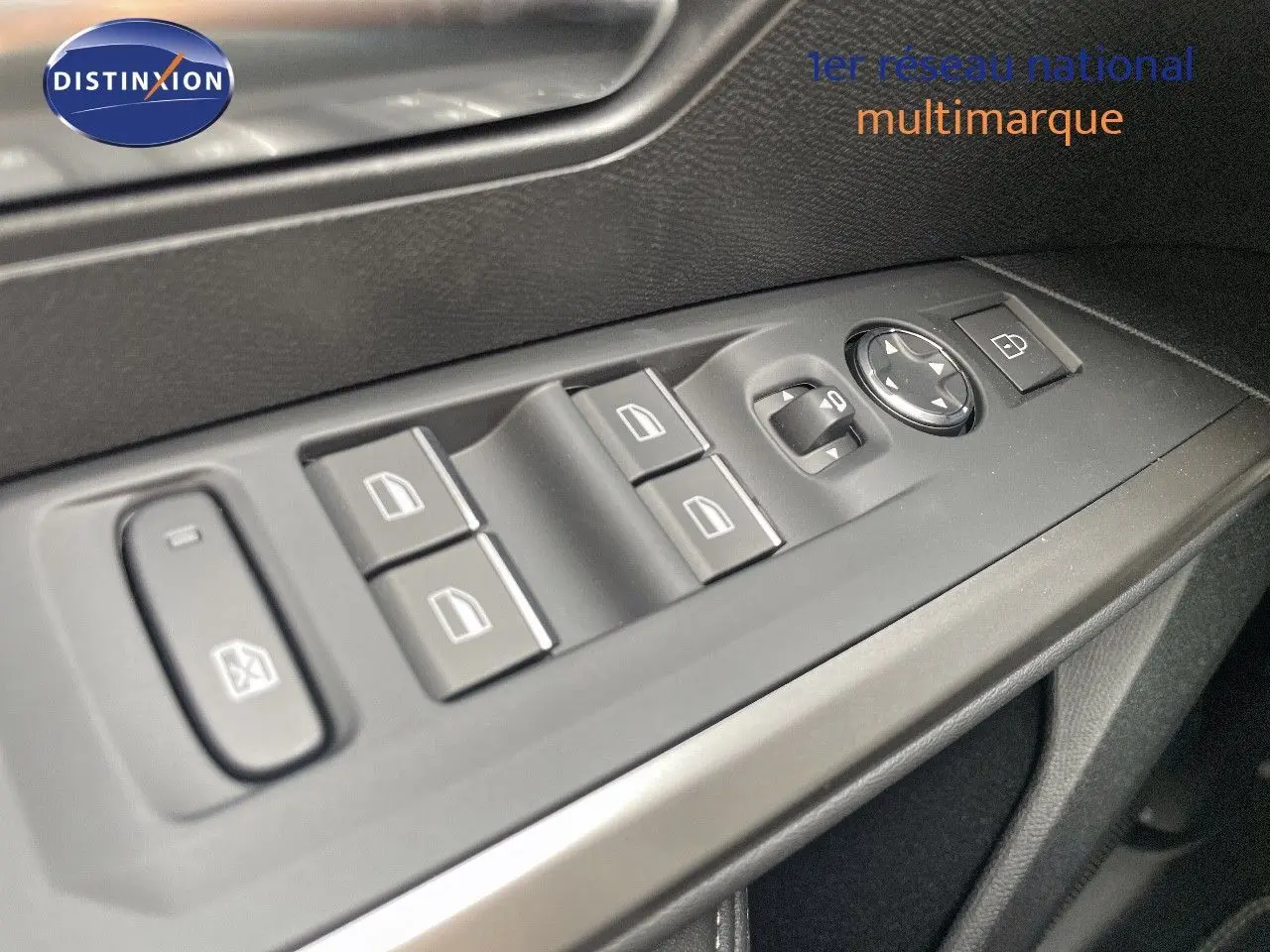 Gros plan sur les commandes des vitres et rétroviseurs côté conducteur du Peugeot 5008 noir perle métal 2025 hybride.